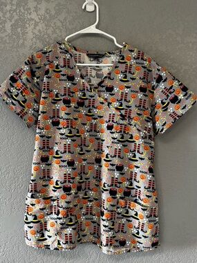 [171] Halloween Print V-Neck Scrub Top in Gray, Orange & Black